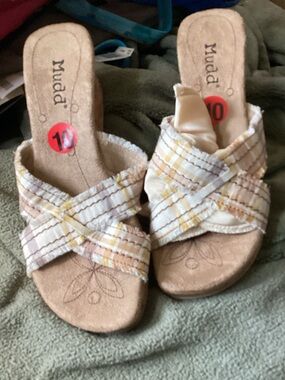 Mudd Crisscross Plaid Slide Sandals in Cream and Tan